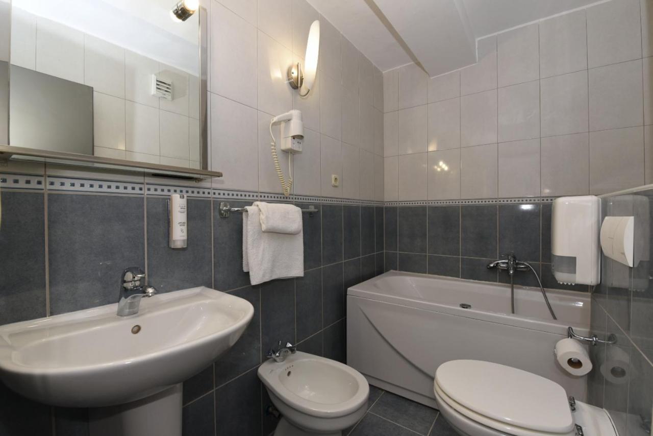 Hotel Tolero Плоче Экстерьер фото